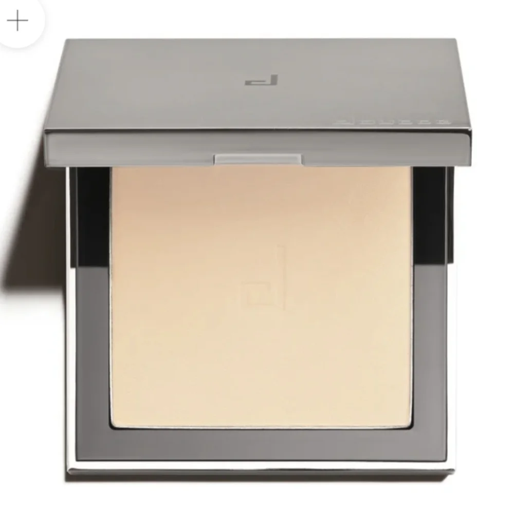 NWOT Doucce Cache Creme Powder Foundation YL3